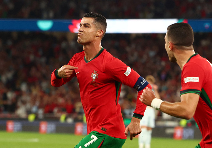 Ronaldo giúp Bồ Đào Nha ngược dòng từ ghế dự bị